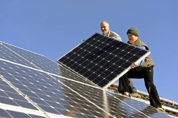 Männer auf Solardach Energie