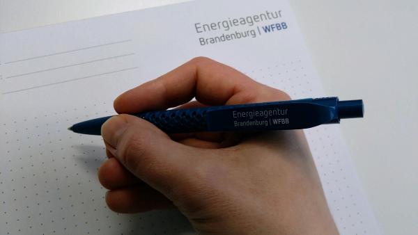 Energieagentur schreibende Hand
